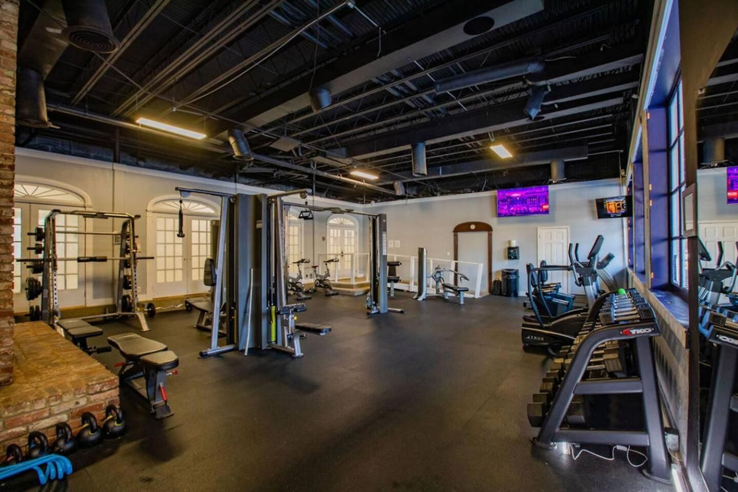 Near Uptown & Minutes To Hospital, Free Wi-fi, Coffee & Gym *