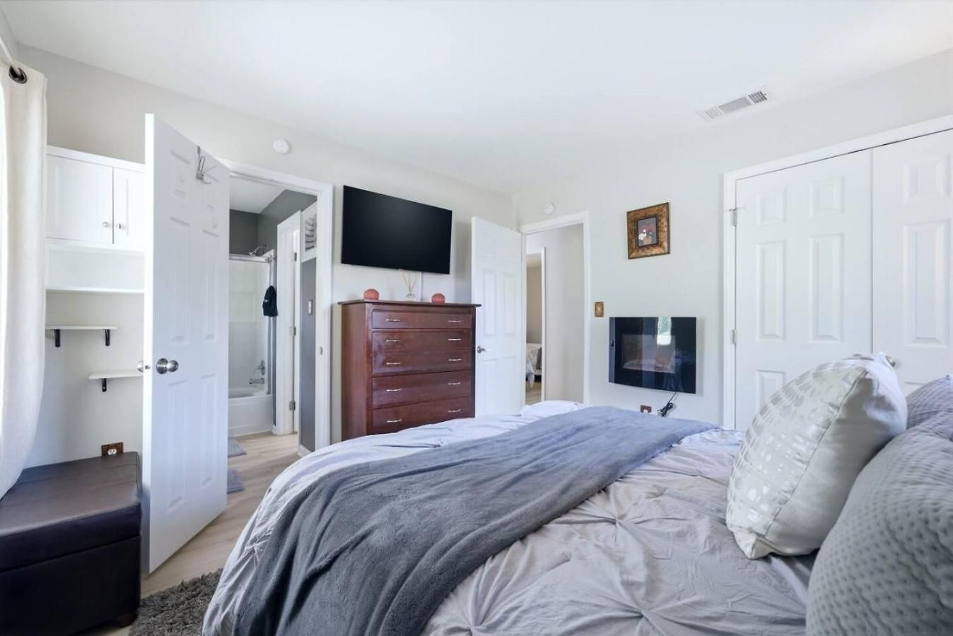 Uptown 3br Oasis - Ice Bath, Firepit, Private Yard Holiday home *