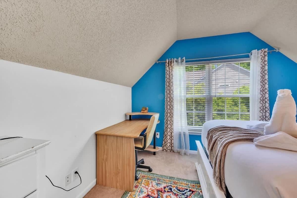 Holiday home King Bed - Hot Tub - Fenced Yard - Near Carowinds