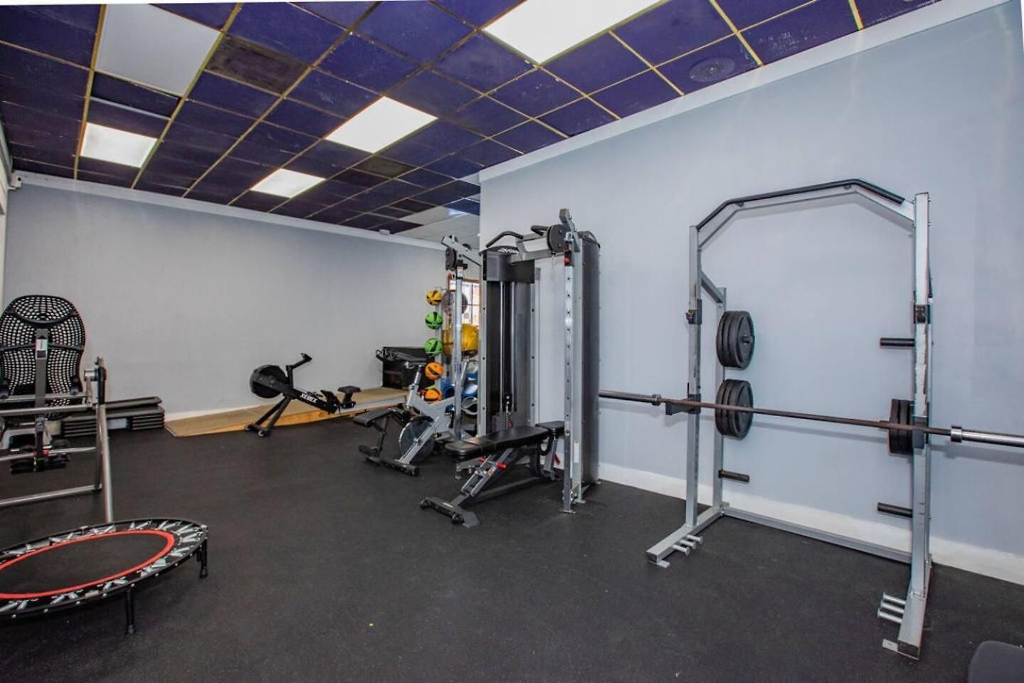 Near Uptown & Minutes To Hospital, Free Wi-fi, Coffee & Gym Holiday home *