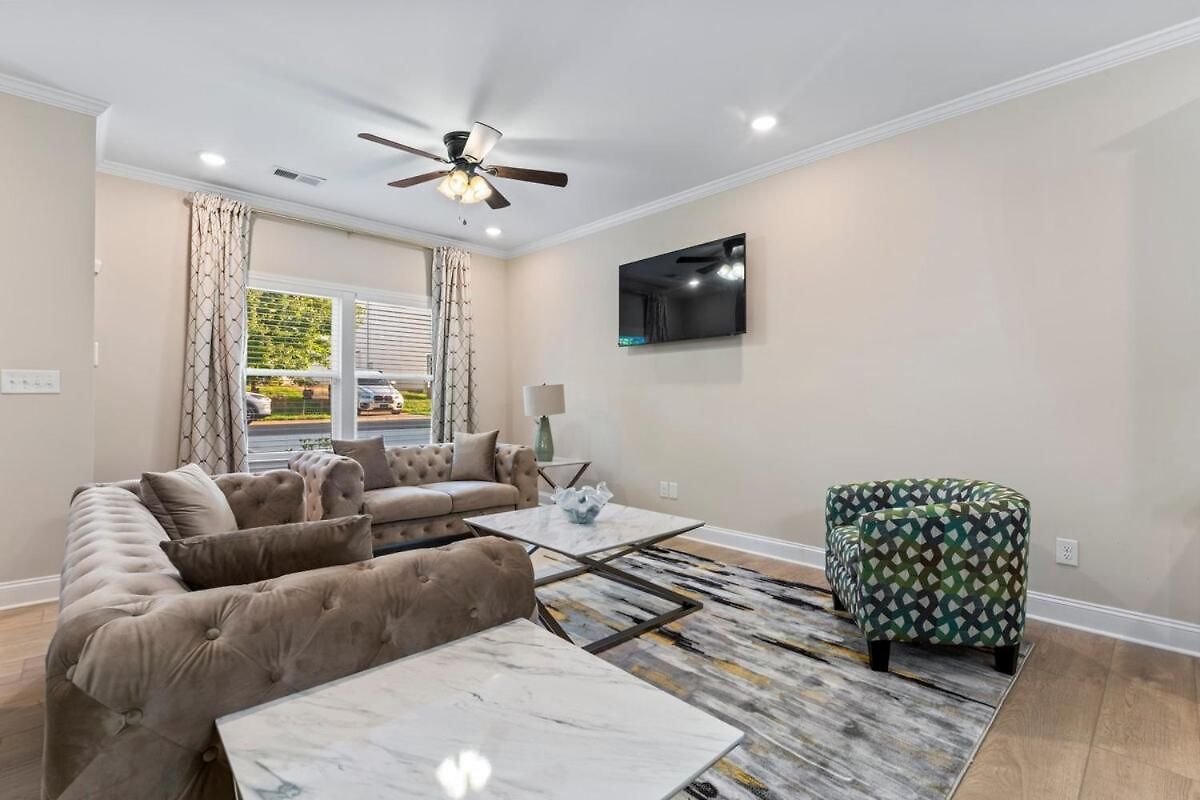 Holiday home Away Near Uptown & Airport With Fenced Yard Charlotte