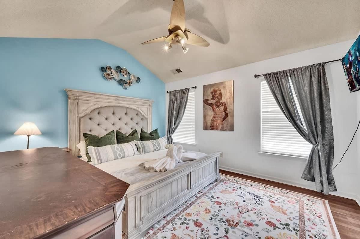 King Bed - Hot Tub - Fenced Yard - Near Carowinds *