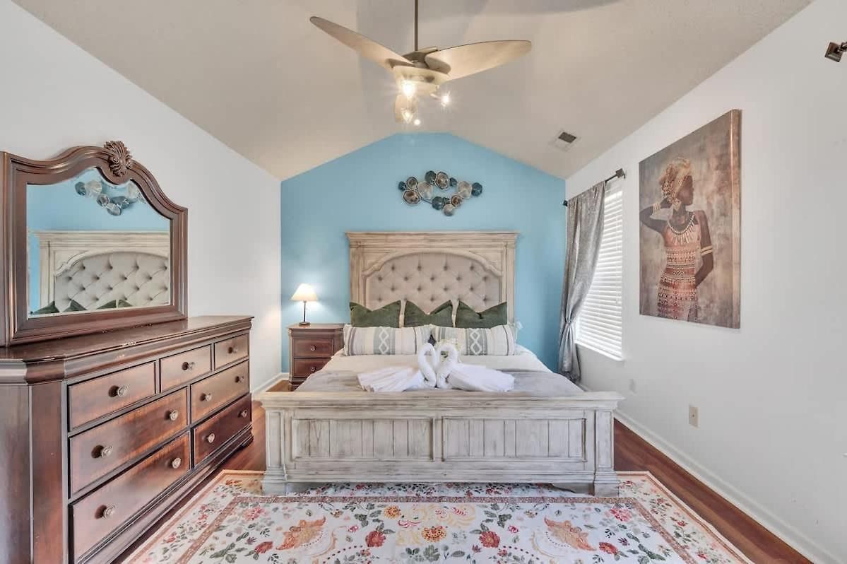 King Bed - Hot Tub - Fenced Yard - Near Carowinds Holiday home