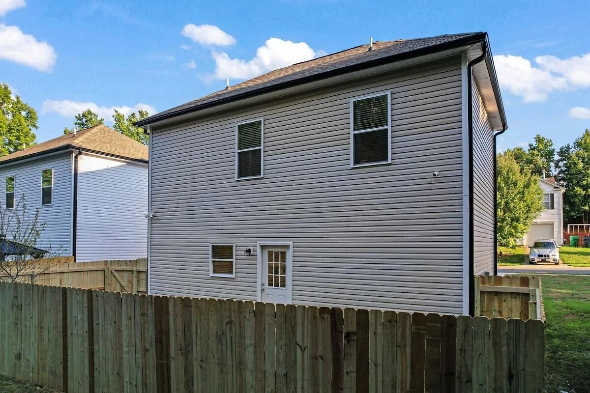 Away Near Uptown & Airport With Fenced Yard