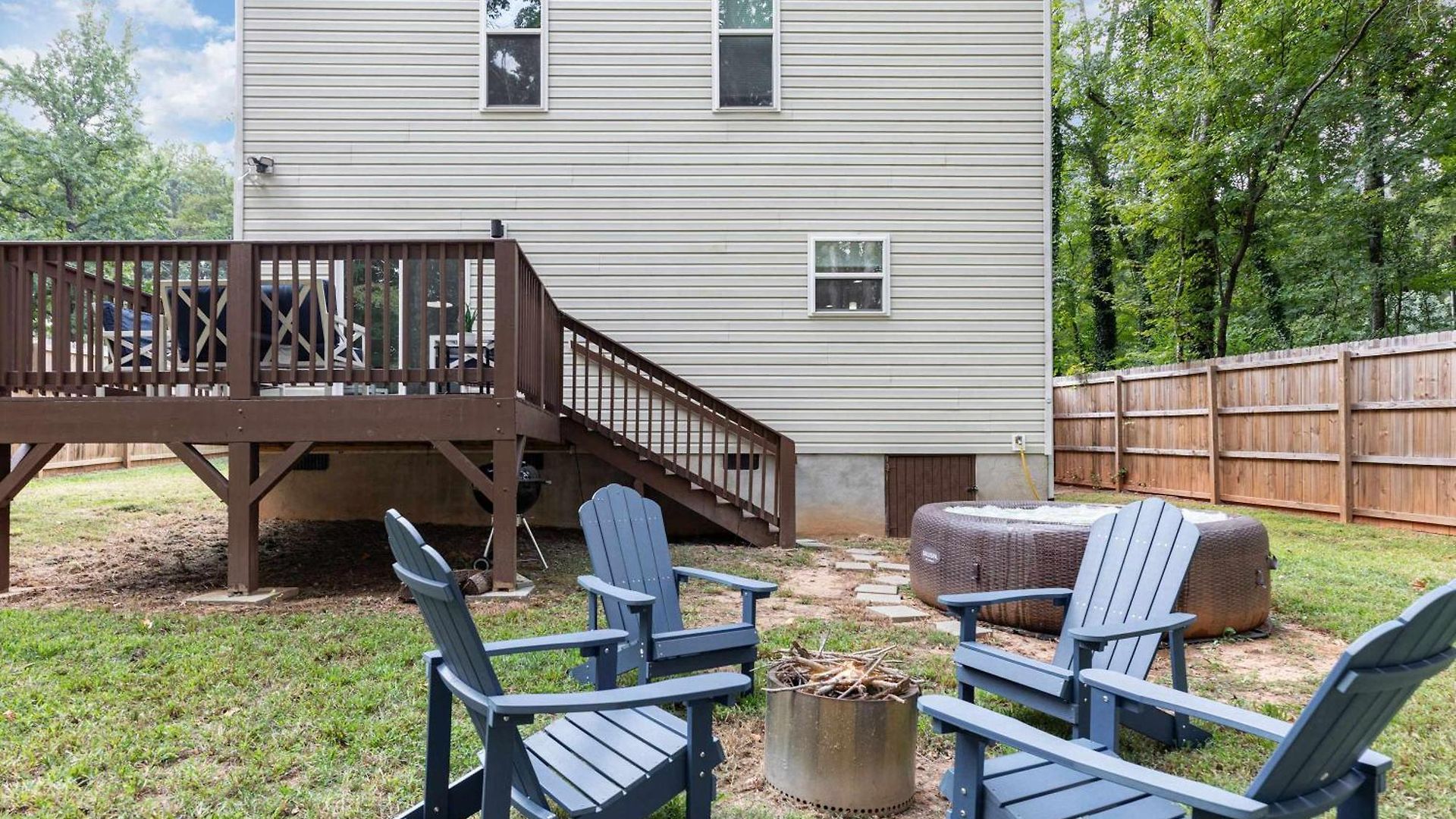 Holiday home New Listing! Sleeps 11 - Fenced In Backyard Charlotte