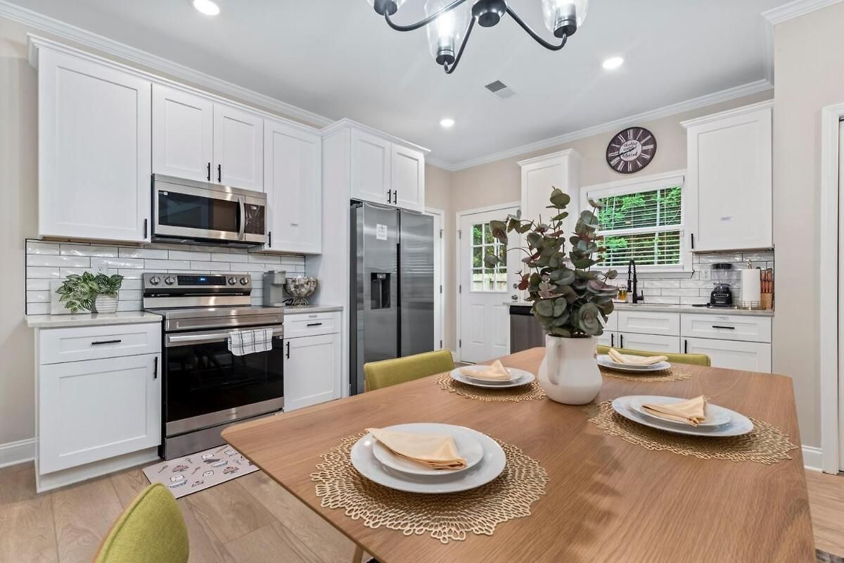 Away Near Uptown & Airport With Fenced Yard Holiday home *