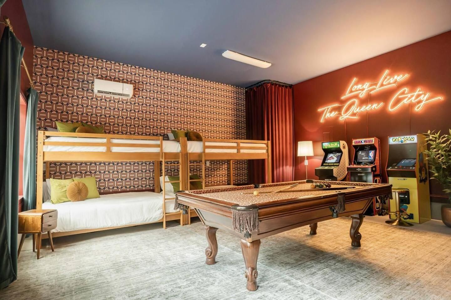 Holiday home New! Hottub+pickleball+gameroom+movies+golf+games *