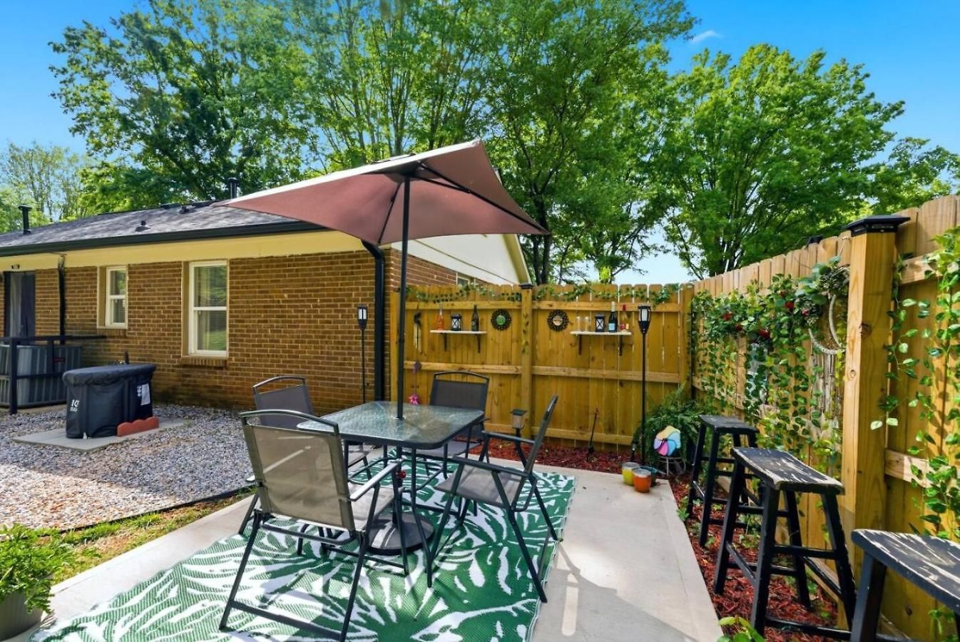 Uptown 3br Oasis - Ice Bath, Firepit, Private Yard Holiday home *
