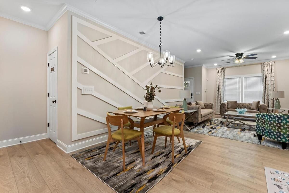 Away Near Uptown & Airport With Fenced Yard Holiday home