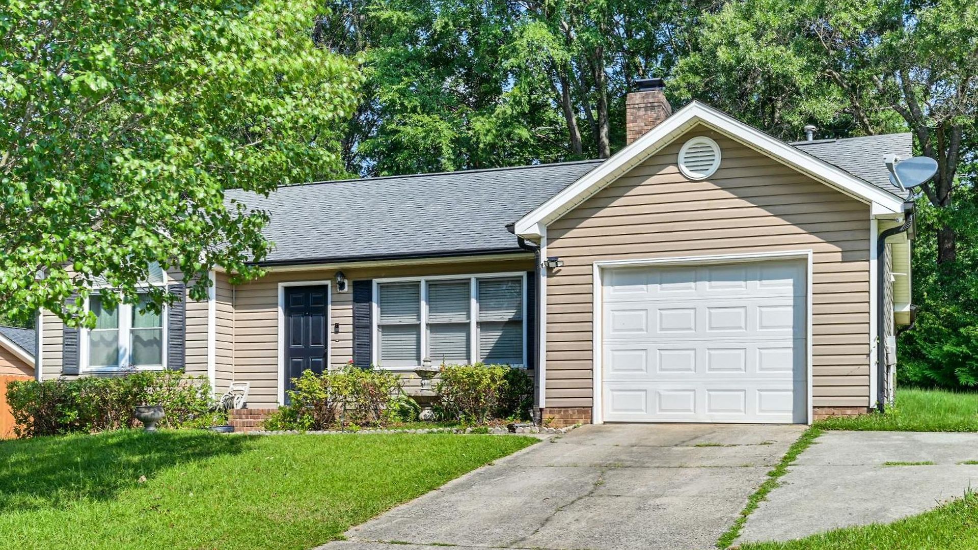 7 Mi To Truliant Amphitheater! Bring Your Pup Holiday home Charlotte