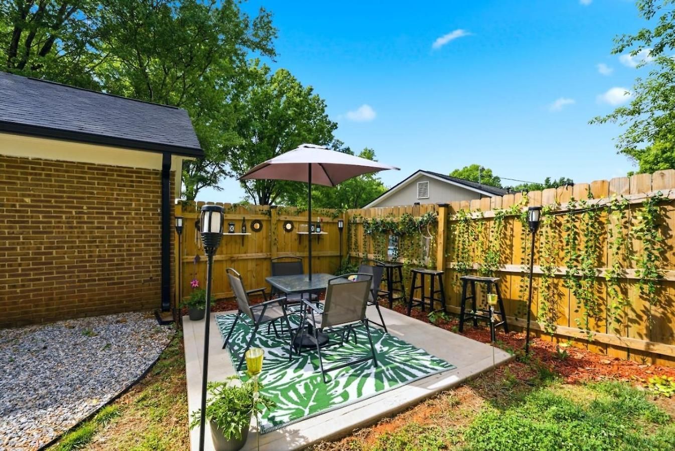 Uptown 3br Oasis - Ice Bath, Firepit, Private Yard Holiday home *