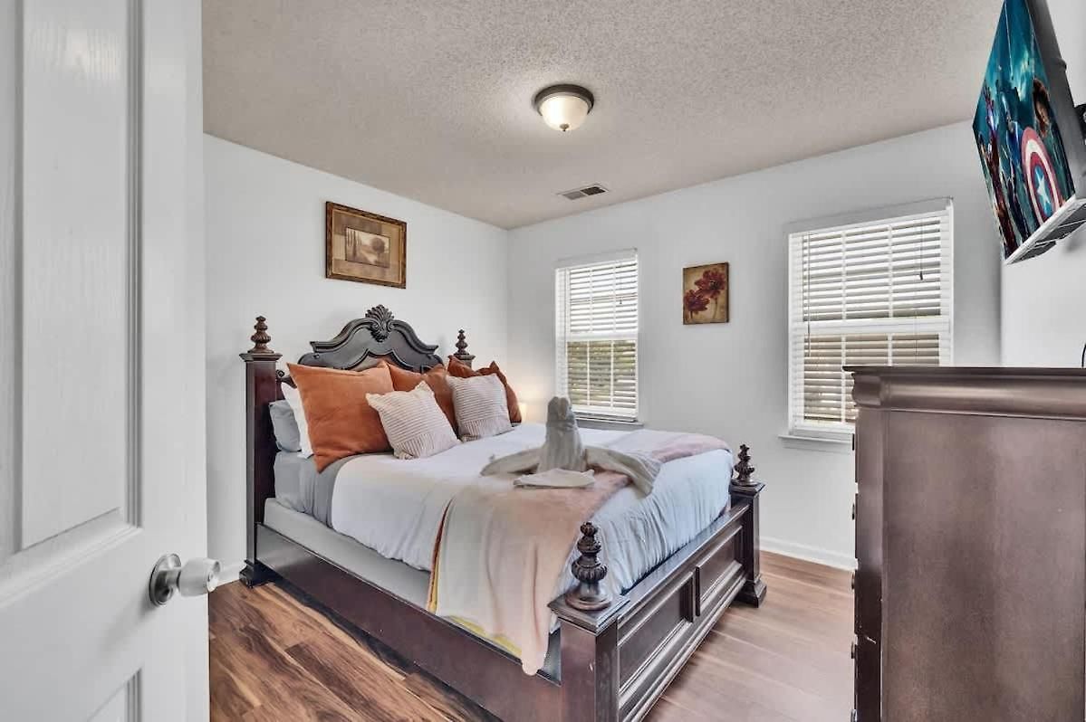 King Bed - Hot Tub - Fenced Yard - Near Carowinds