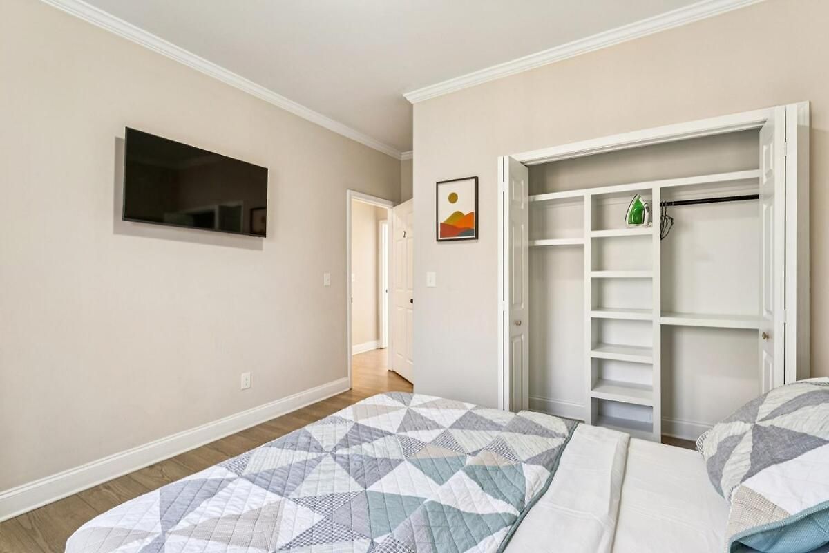 Holiday home Away Near Uptown & Airport With Fenced Yard Charlotte