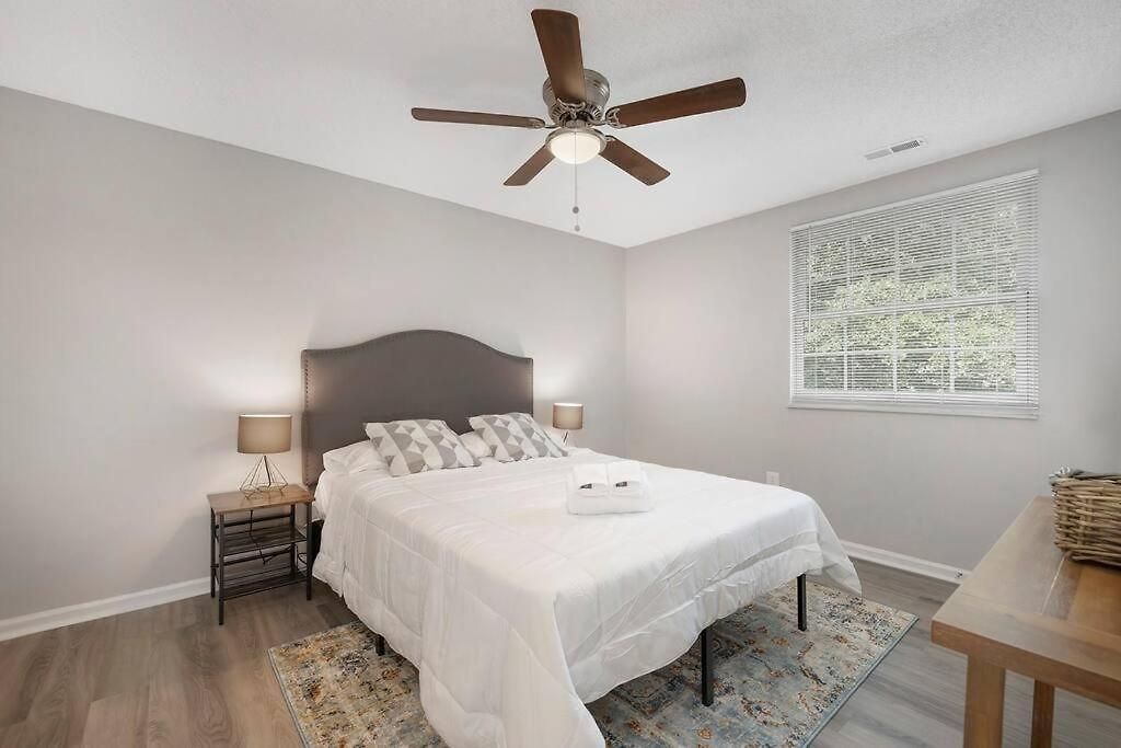 Large Group Paradise - Blocks From Uncc Holiday home