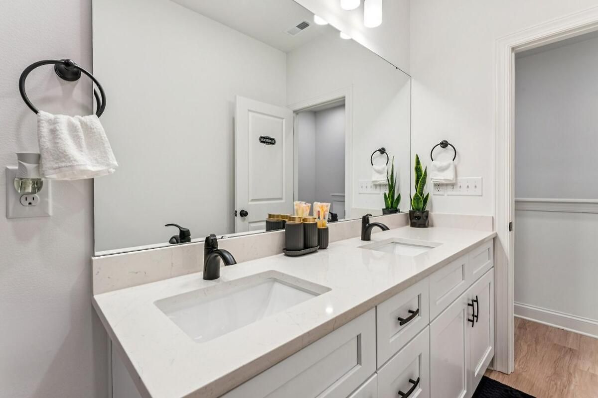 Elegant Near Uptown, Airport & Stadium Holiday home