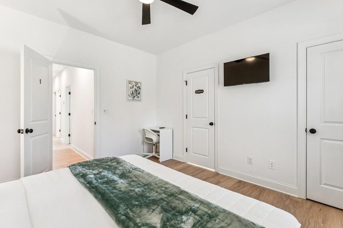 Holiday home Elegant Near Uptown, Airport & Stadium