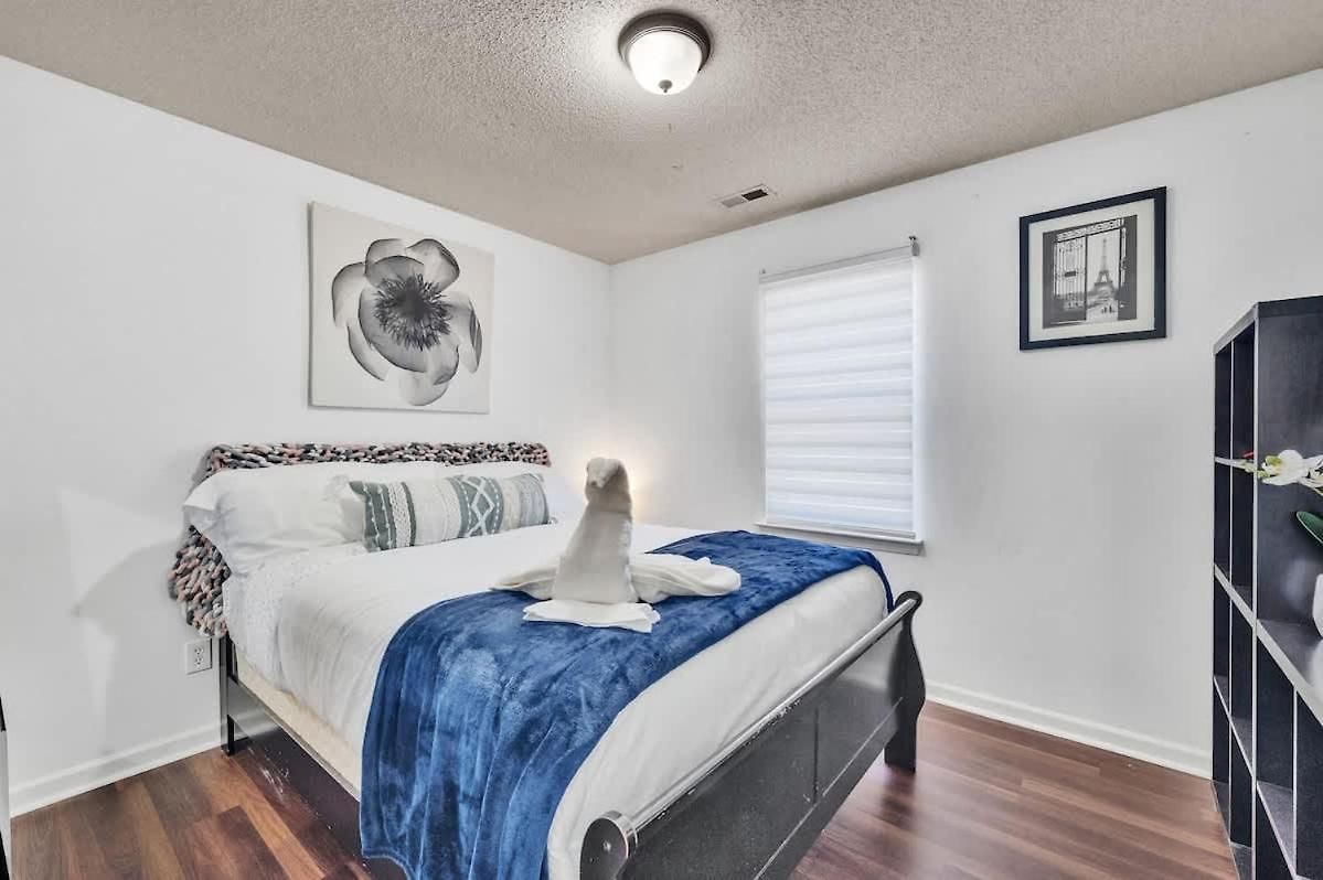 Holiday home King Bed - Hot Tub - Fenced Yard - Near Carowinds