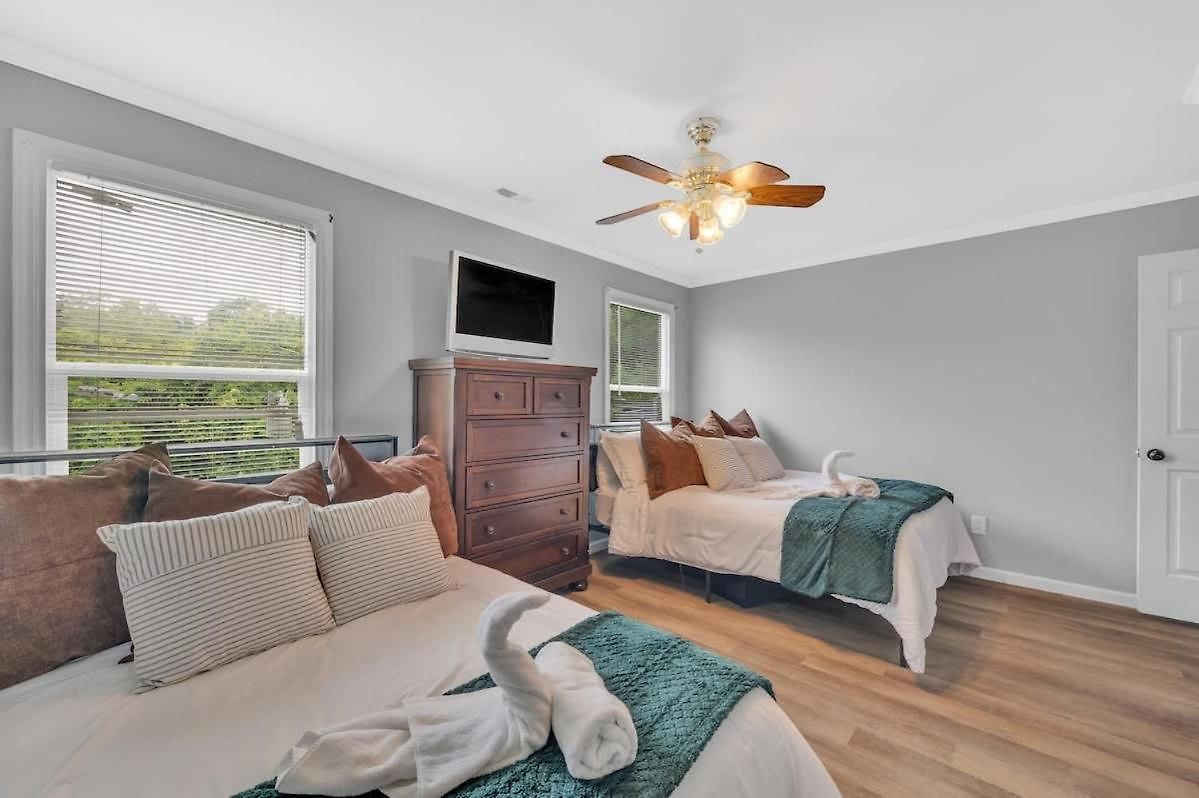 Holiday home King Bed - Large Yard - Near Uncc - Concord Mills