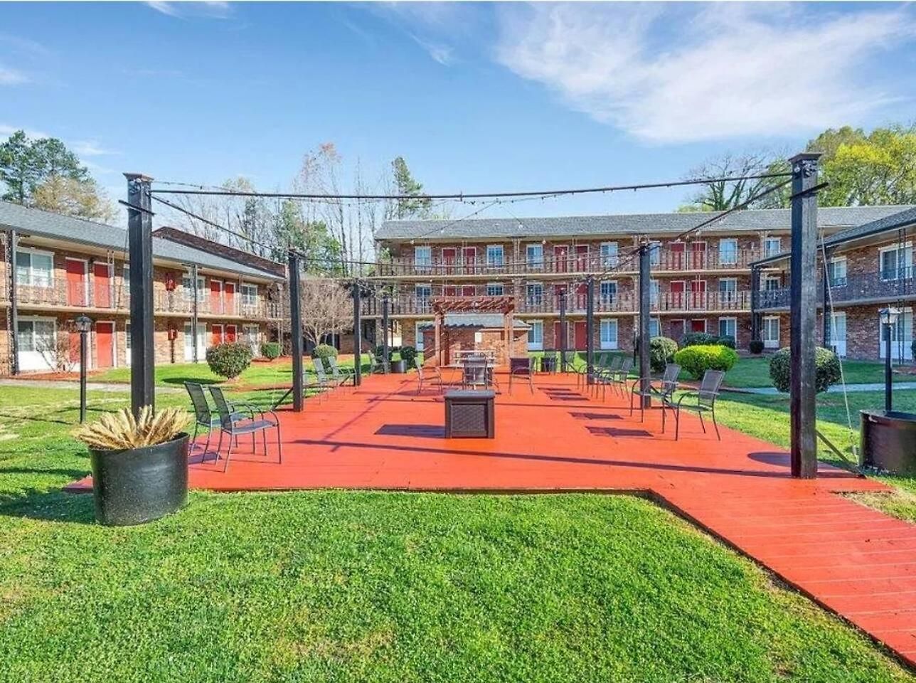 Near Uptown & Minutes To Hospital, Free Wi-fi, Coffee & Gym