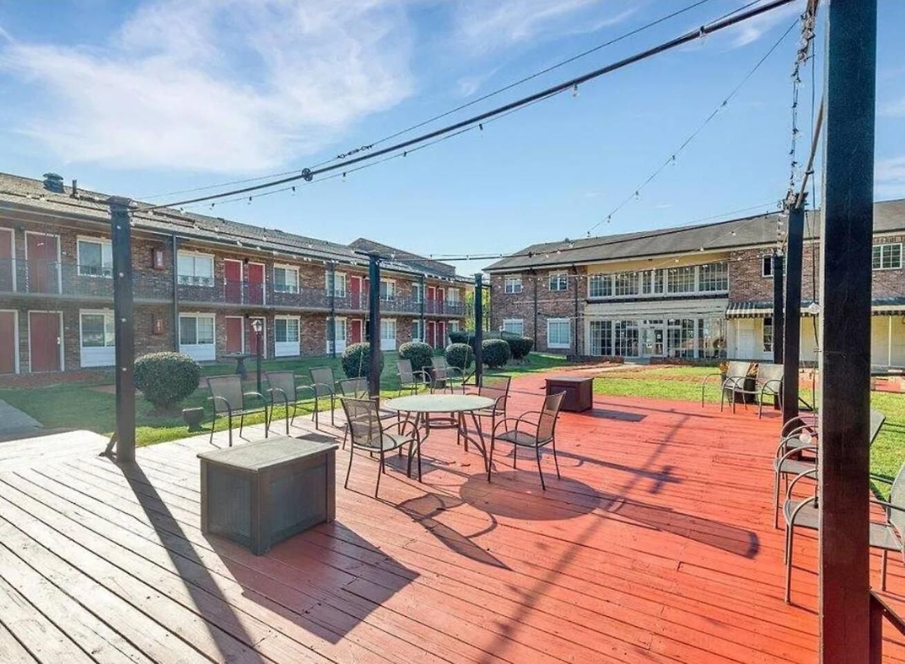 Near Uptown & Minutes To Hospital, Free Wi-fi, Coffee & Gym *