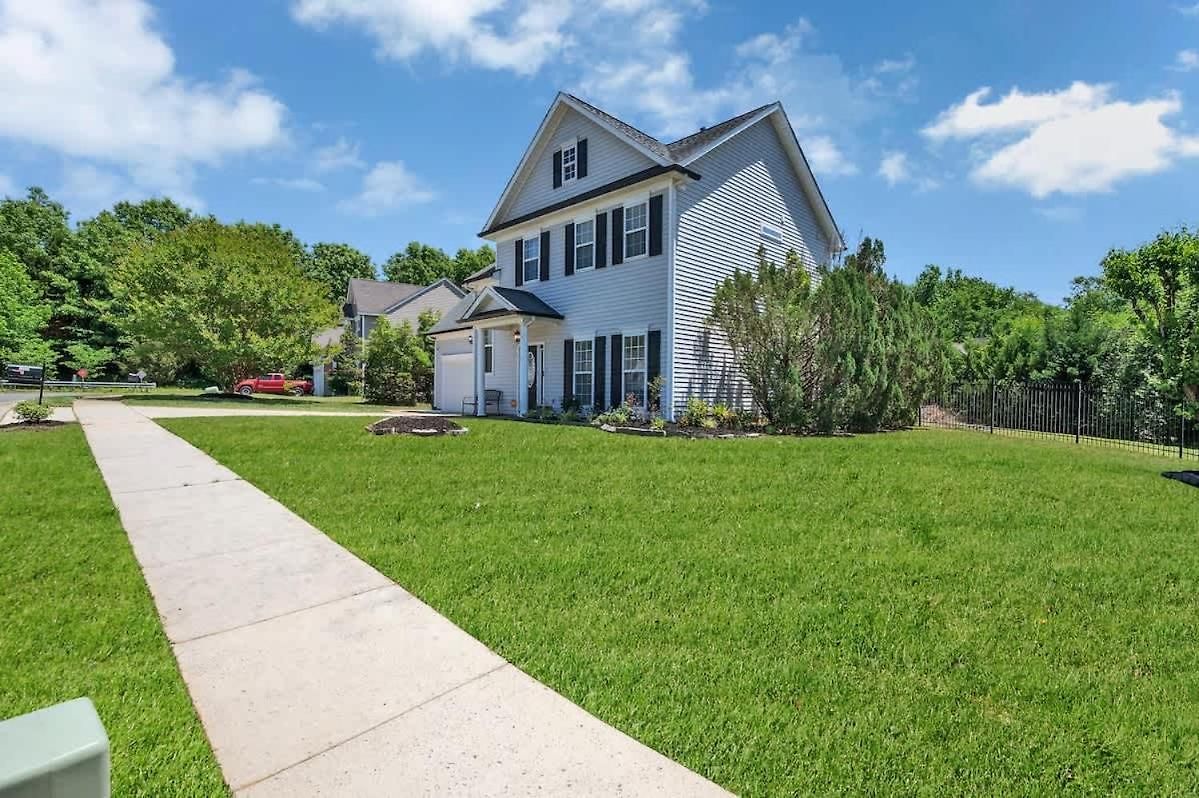 King Bed - Hot Tub - Fenced Yard - Near Carowinds Charlotte