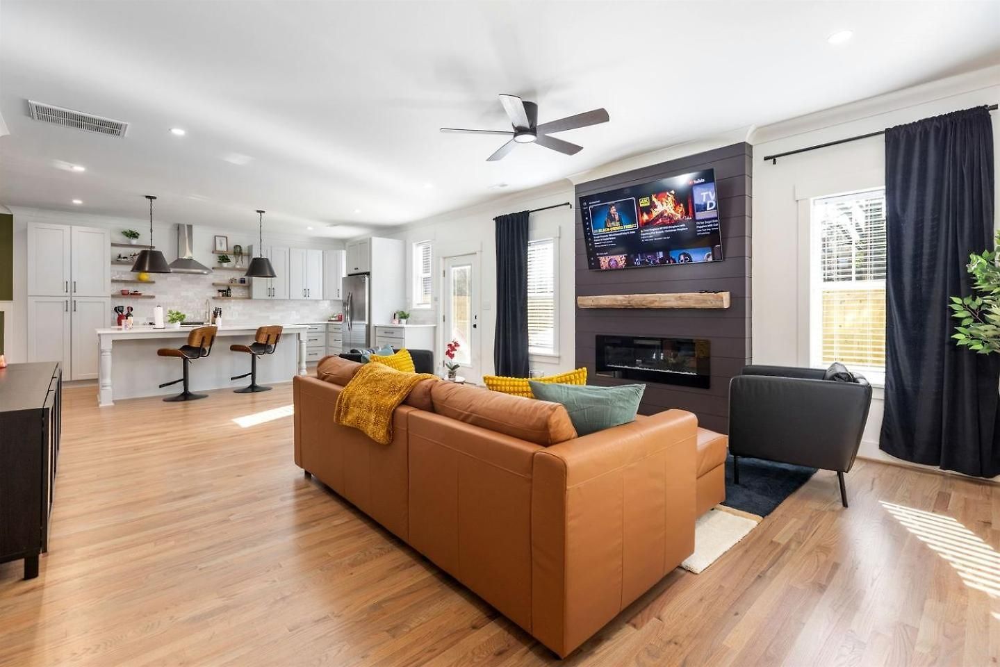 Vibrant Urban Vacation Oasis Near Catawba River In North Carolina *