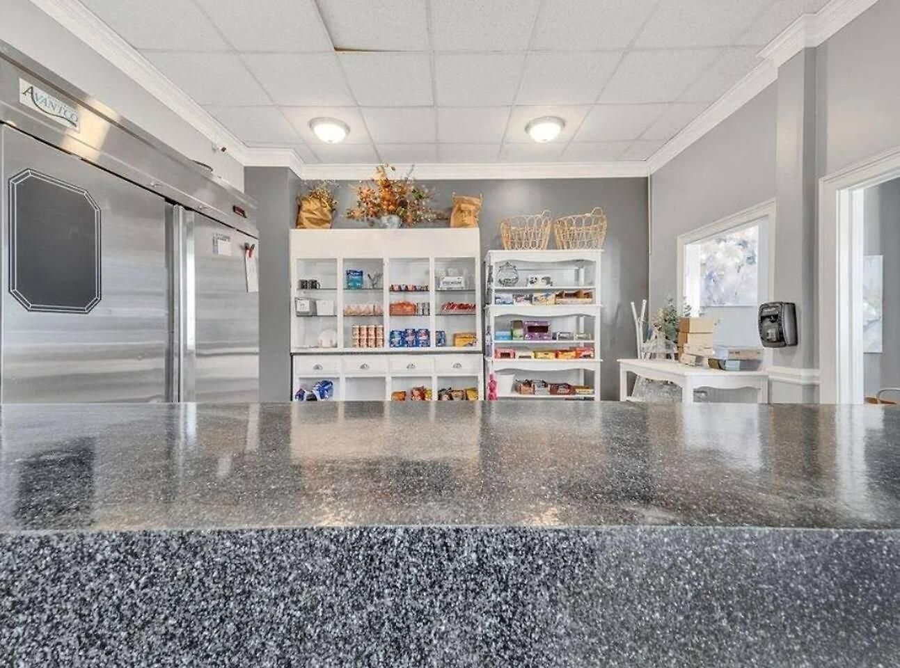 Near Uptown & Minutes To Hospital, Free Wi-fi, Coffee & Gym *