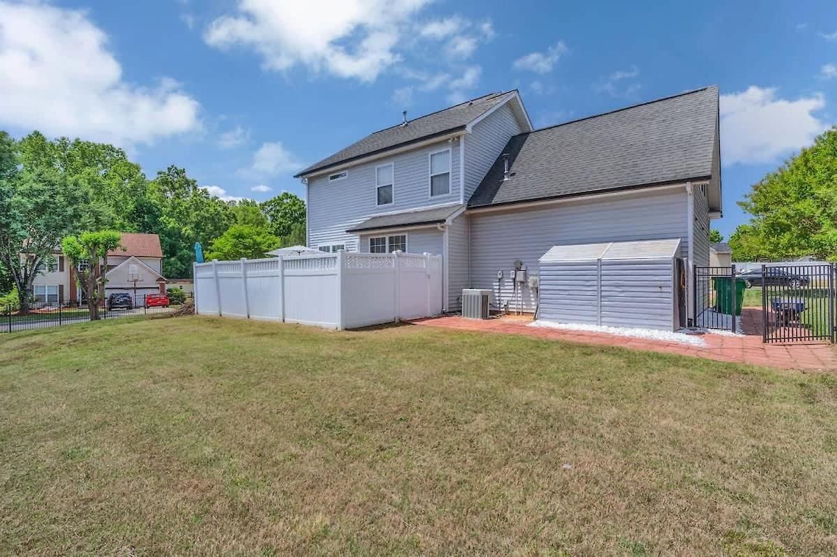 King Bed - Hot Tub - Fenced Yard - Near Carowinds Holiday home *