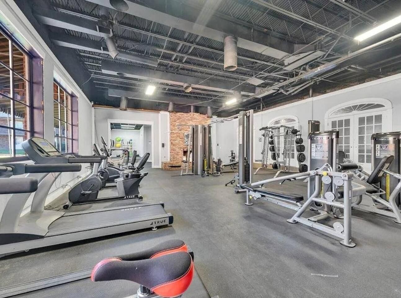 Near Uptown & Minutes To Hospital, Free Wi-fi, Coffee & Gym Holiday home Charlotte