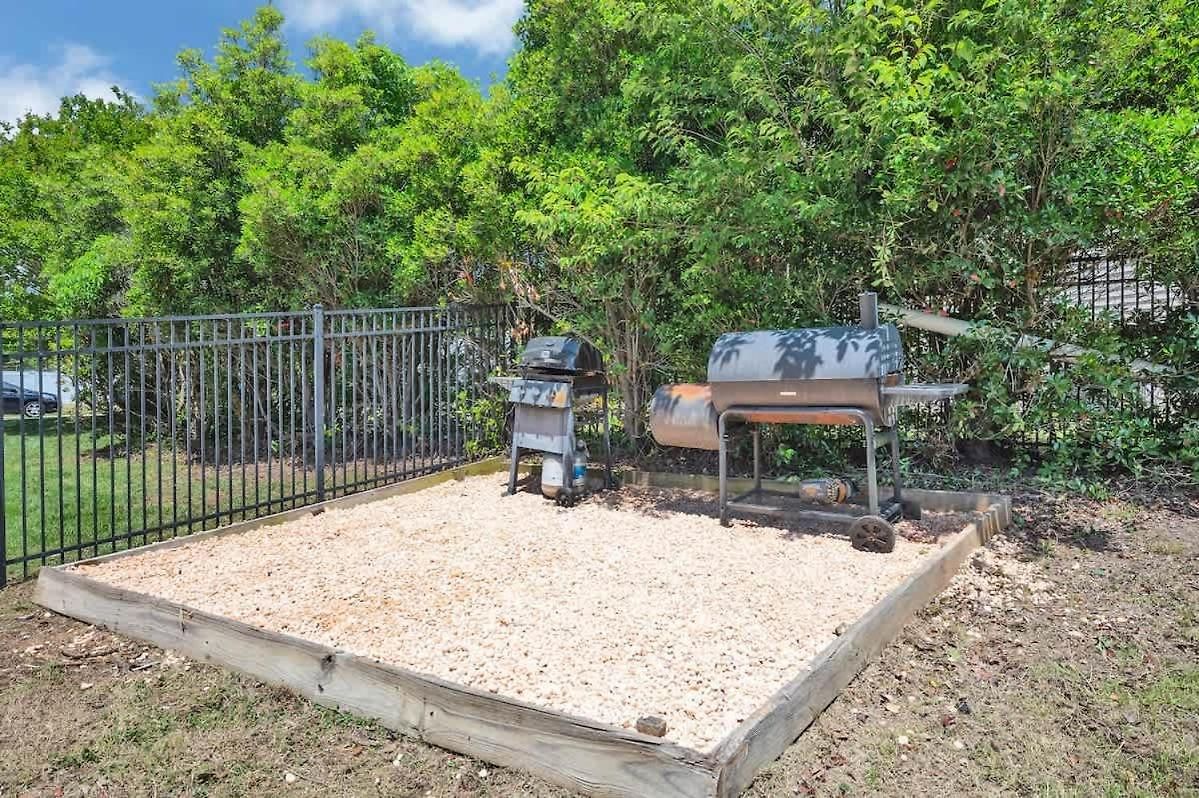 King Bed - Hot Tub - Fenced Yard - Near Carowinds *