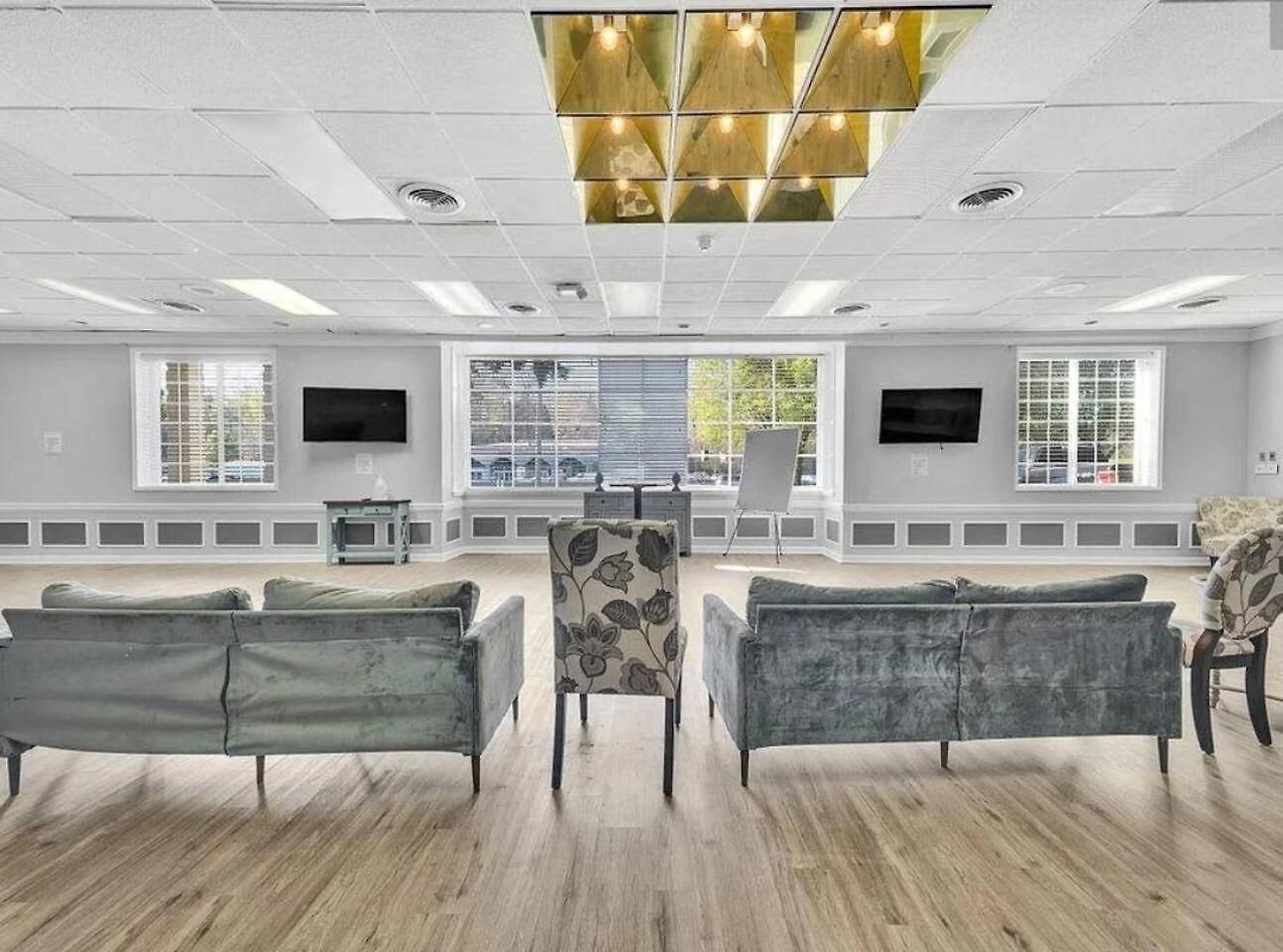Near Uptown & Minutes To Hospital, Free Wi-fi, Coffee & Gym * Charlotte