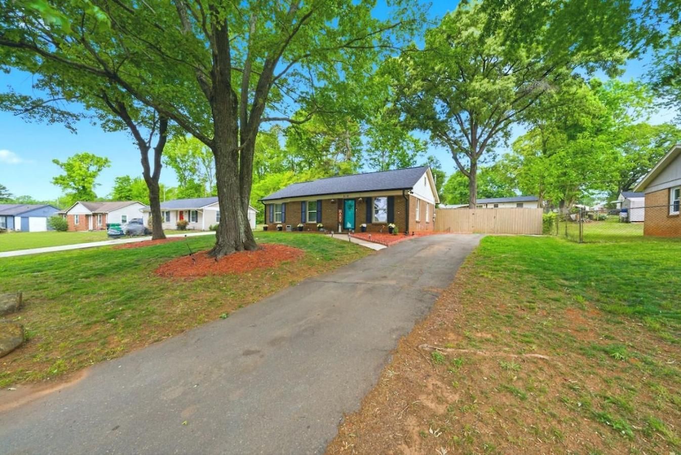 Uptown 3br Oasis - Ice Bath, Firepit, Private Yard Holiday home