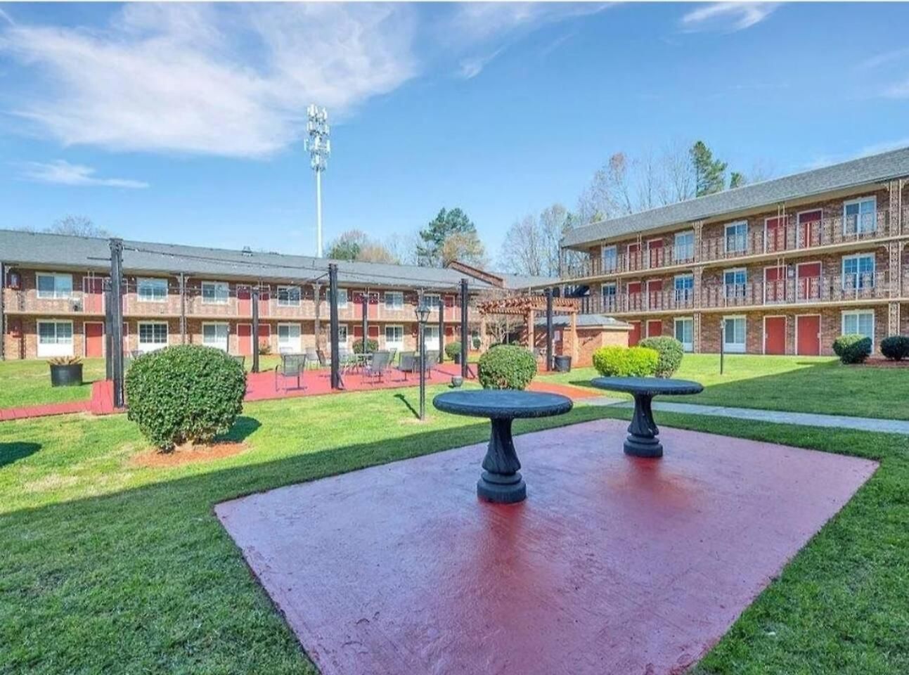 Near Uptown & Minutes To Hospital, Free Wi-fi, Coffee & Gym