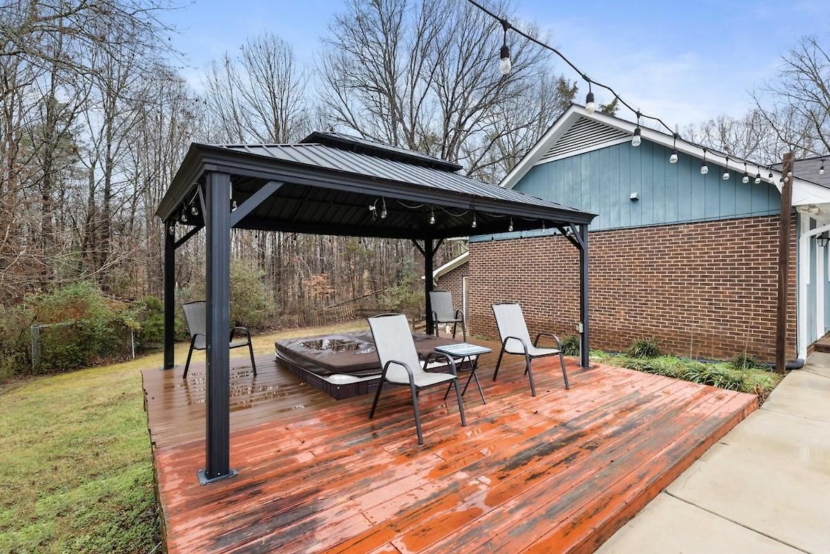 Poolside Paradise In The Heart Of Holiday home Charlotte