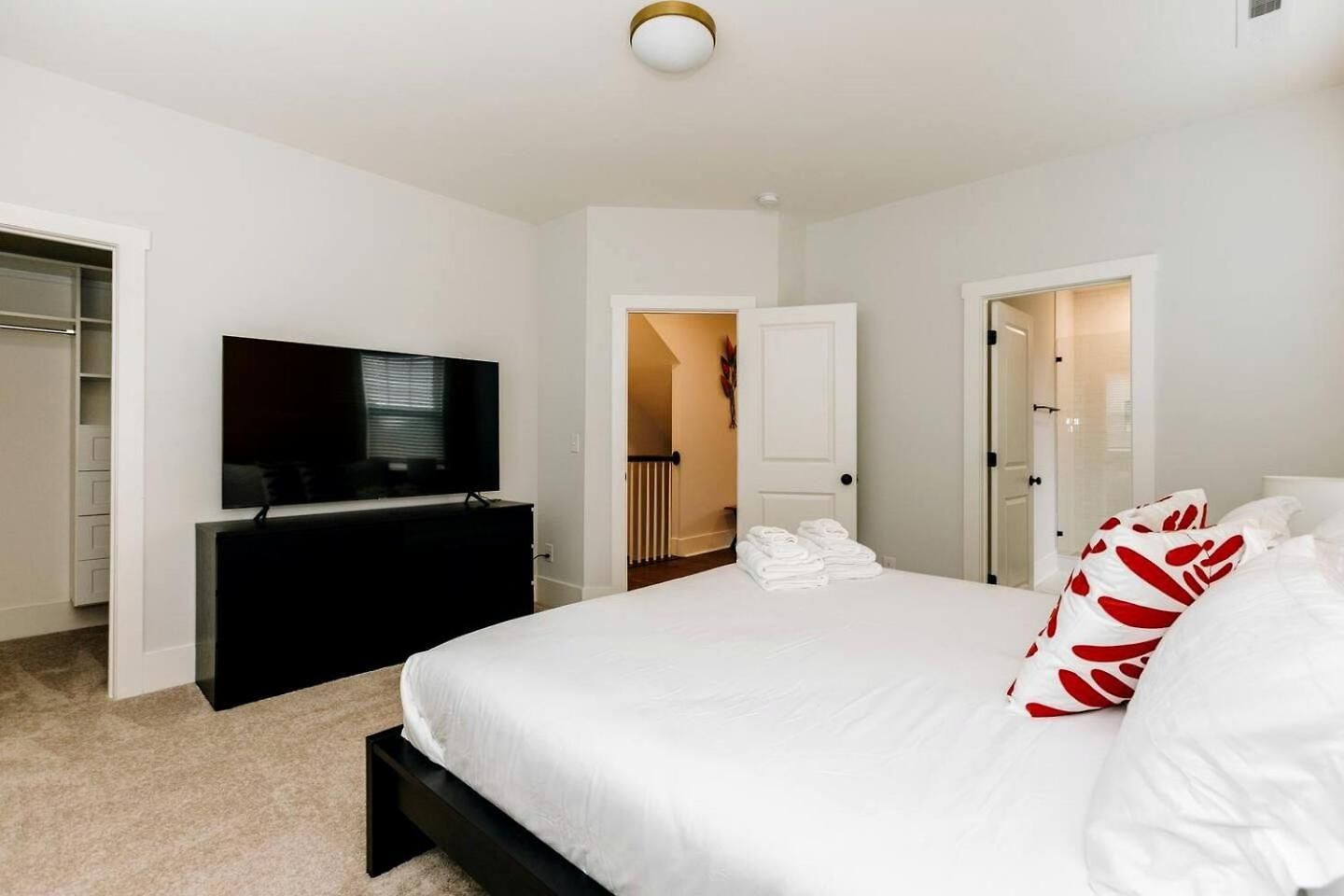Holiday home Radiant Urban Vacation Sanctuary Near Catawba River In North Carolina Charlotte