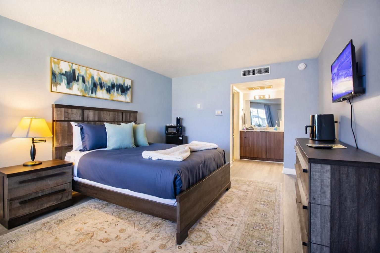Near Uptown & Minutes To Hospital, Free Wi-fi, Coffee & Gym Holiday home Charlotte