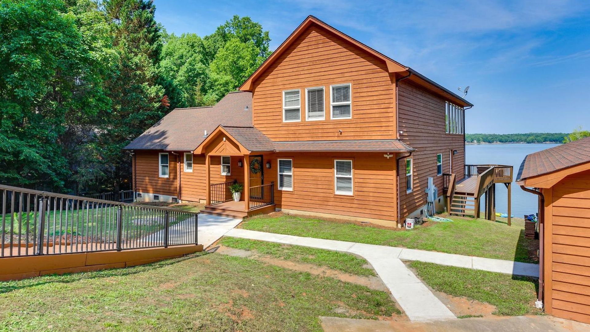 Hot Tub, Dock, Game Room! Stunning Wylie Holiday home Charlotte