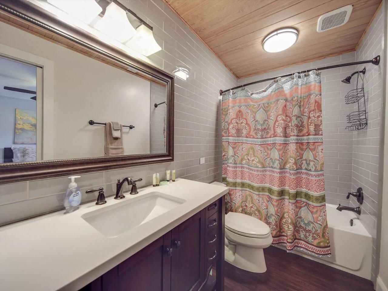 Du - Lakefront Retreat