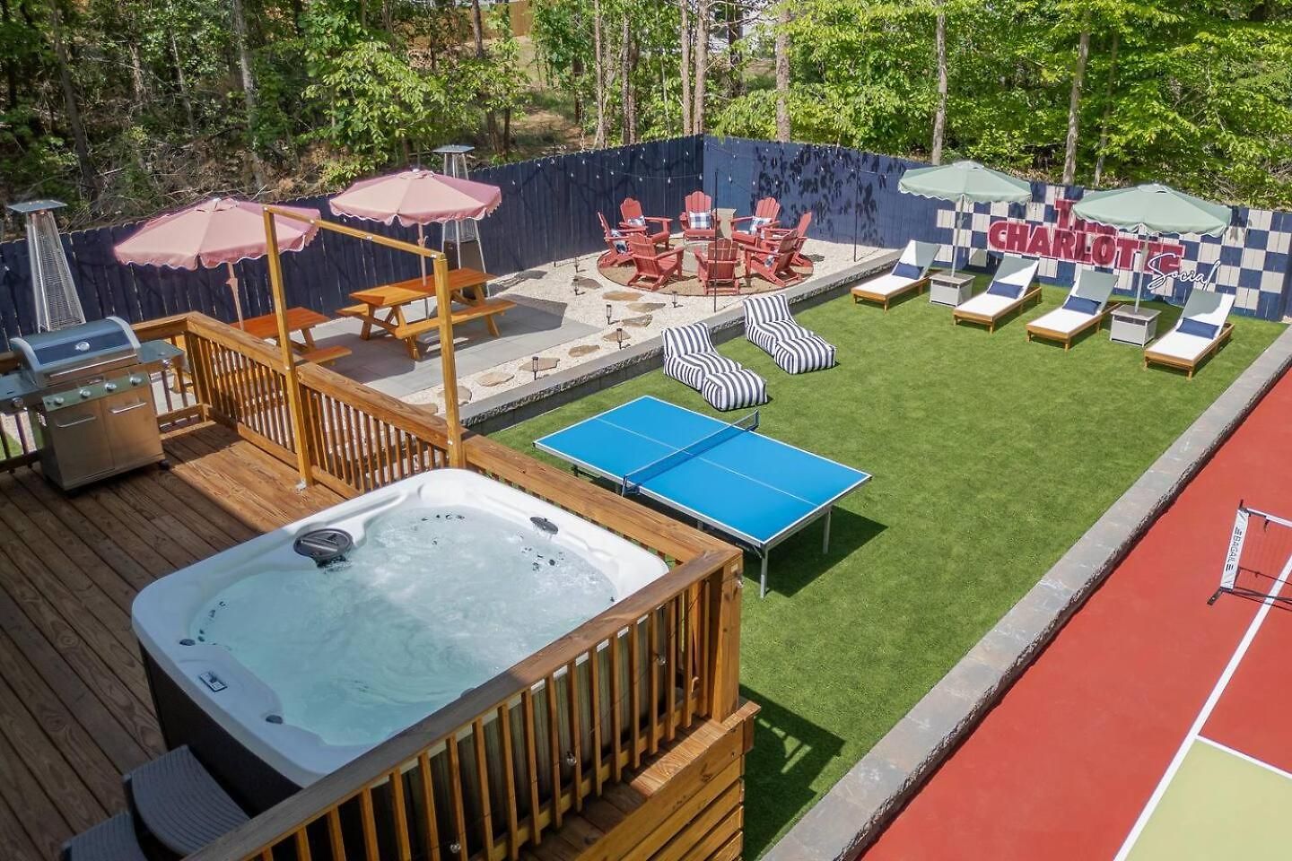 New! Hottub+pickleball+gameroom+movies+golf+games Holiday home Charlotte