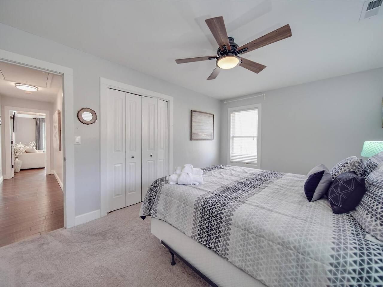 Du - Lakefront Retreat