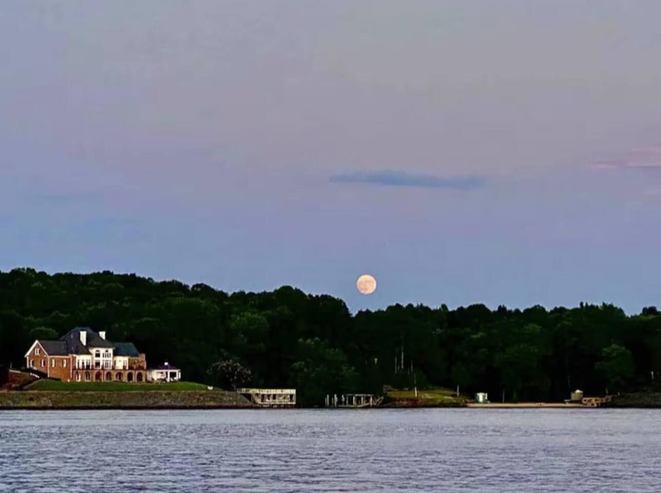 Du - Lakefront Retreat Holiday home