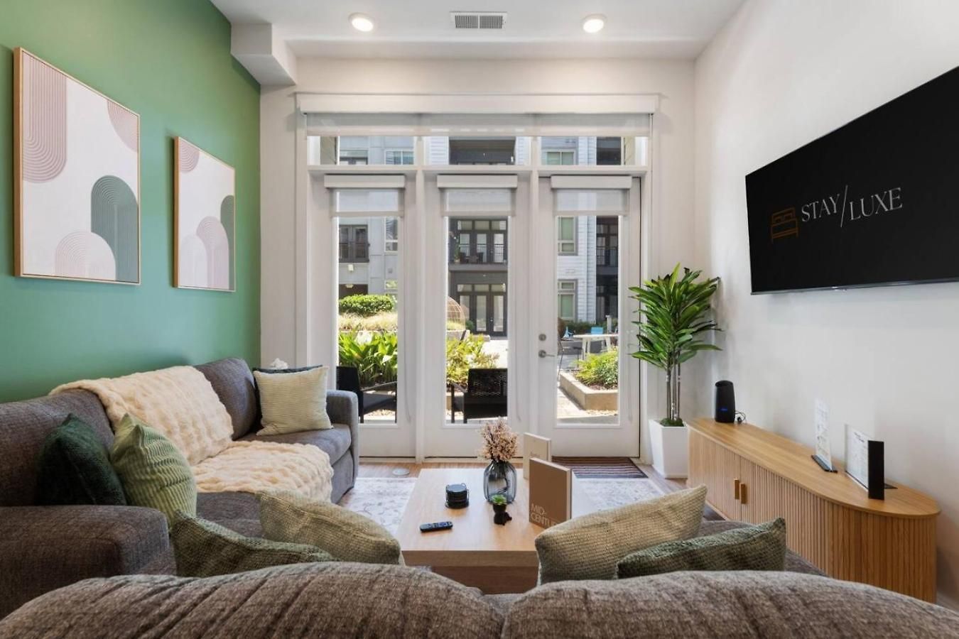Apartment Uptown Haven - Free Parking, Pool, Walkable *
