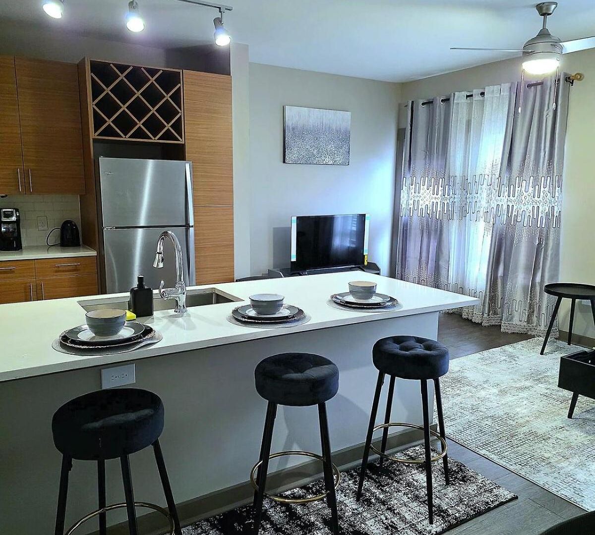 Prime Uptown Location Near Restaurants & Nightlife *