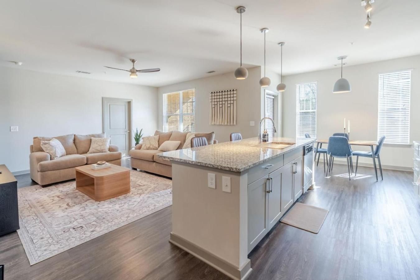 Apartment Bright, Cozy 3bd In Heart Of Matthews *