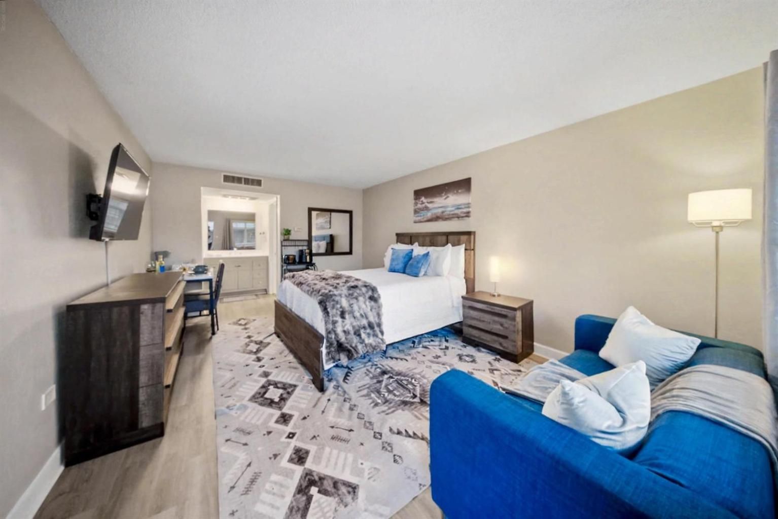 Apartment Mins To Atrium Health & Spectrum Arena