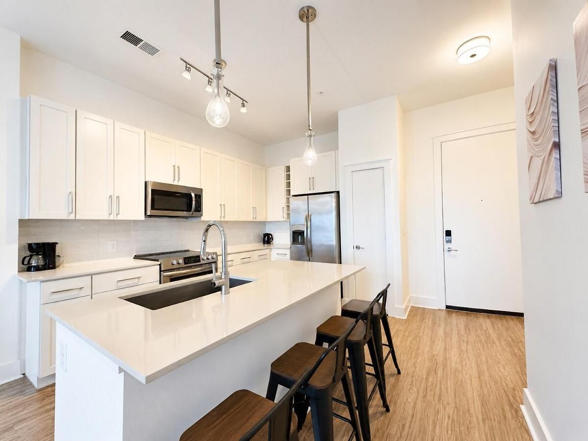 Apartment Luxury Uptown 2br Rooftop Pool Gym & Skyline Views