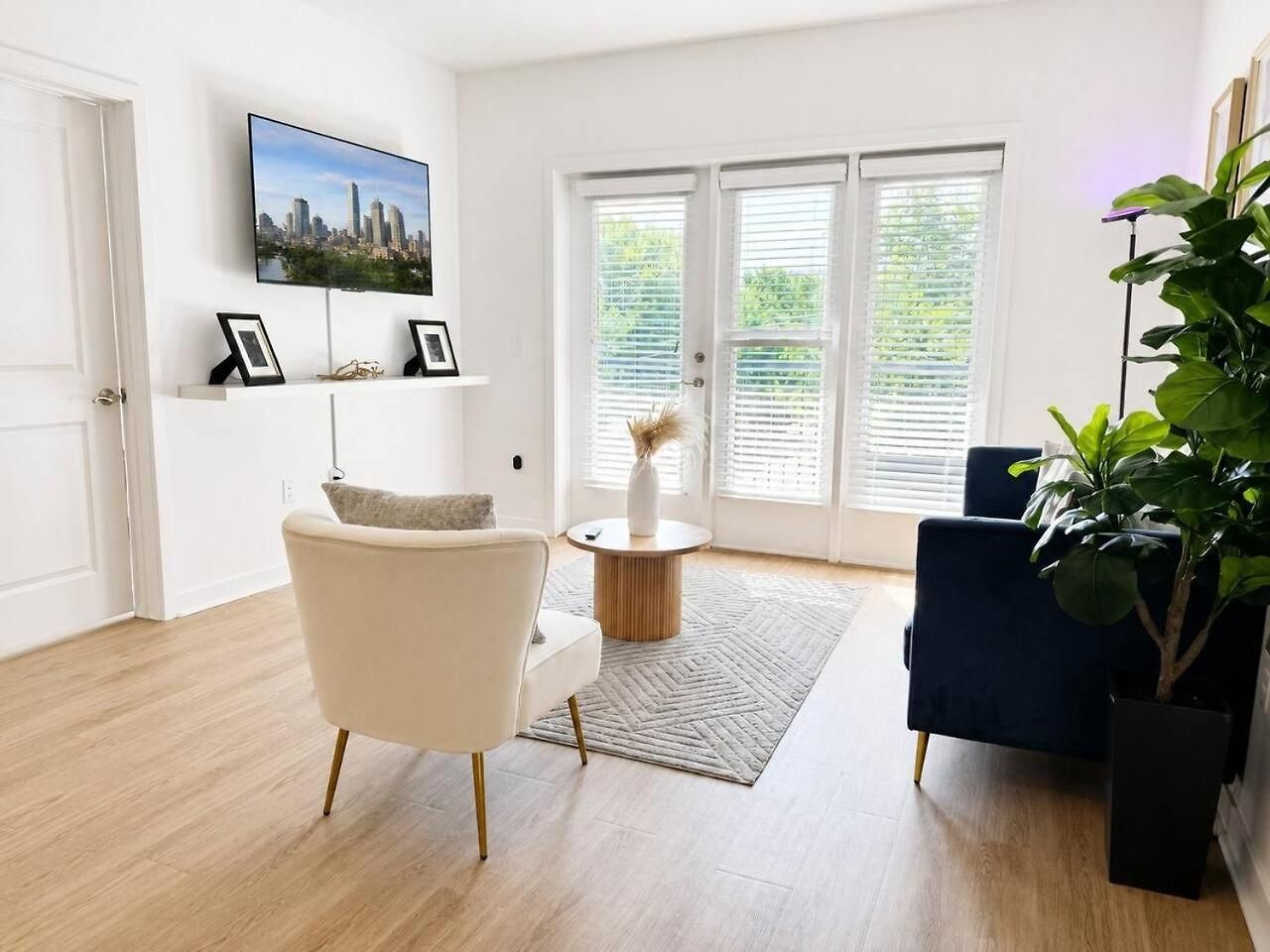 Luxury 2br Near Uptown Pool, Gym, Bbq