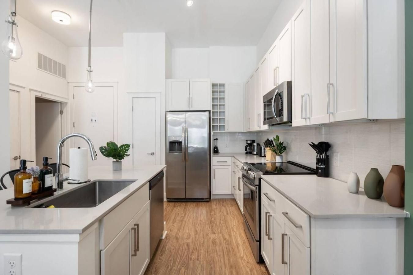 Uptown Haven - Free Parking, Pool, Walkable * Charlotte