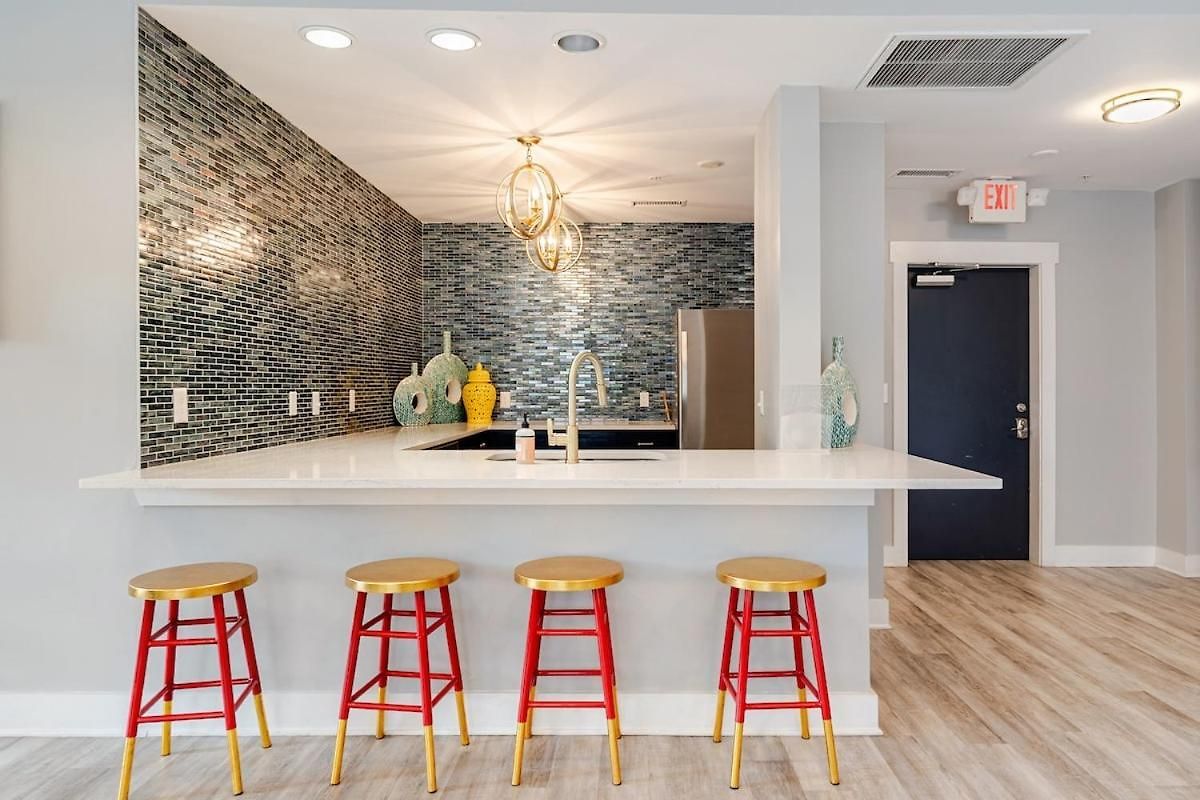 Prime Uptown Location Near Restaurants & Nightlife *