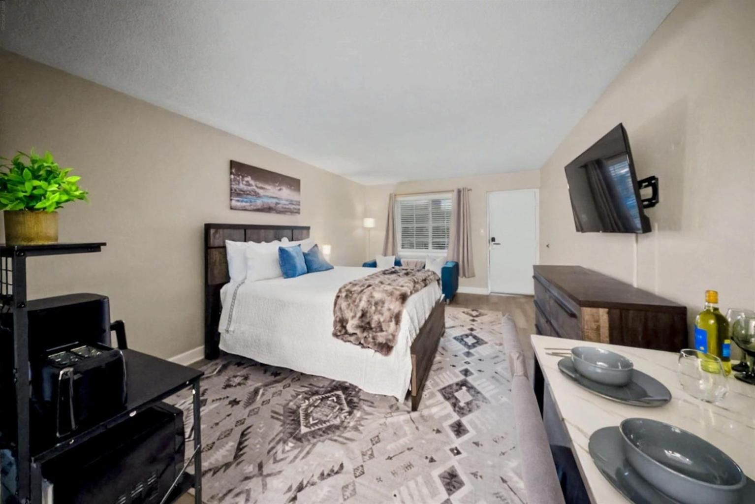 Mins To Atrium Health & Spectrum Arena Apartment *